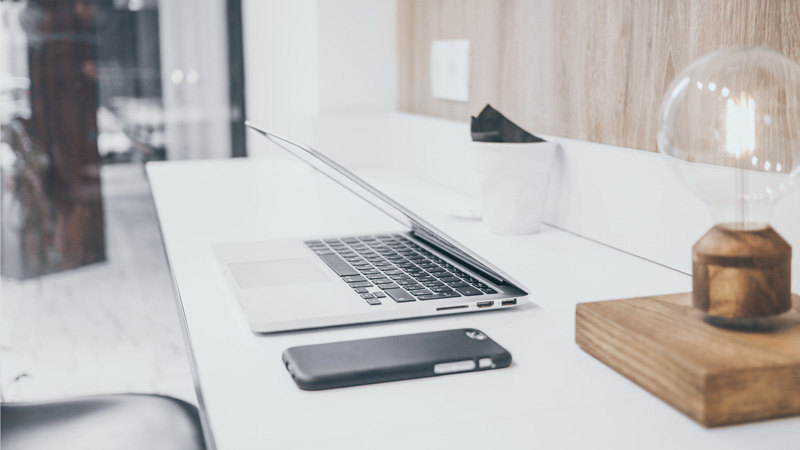 Ordinateur et téléphone posés sur un bureau
